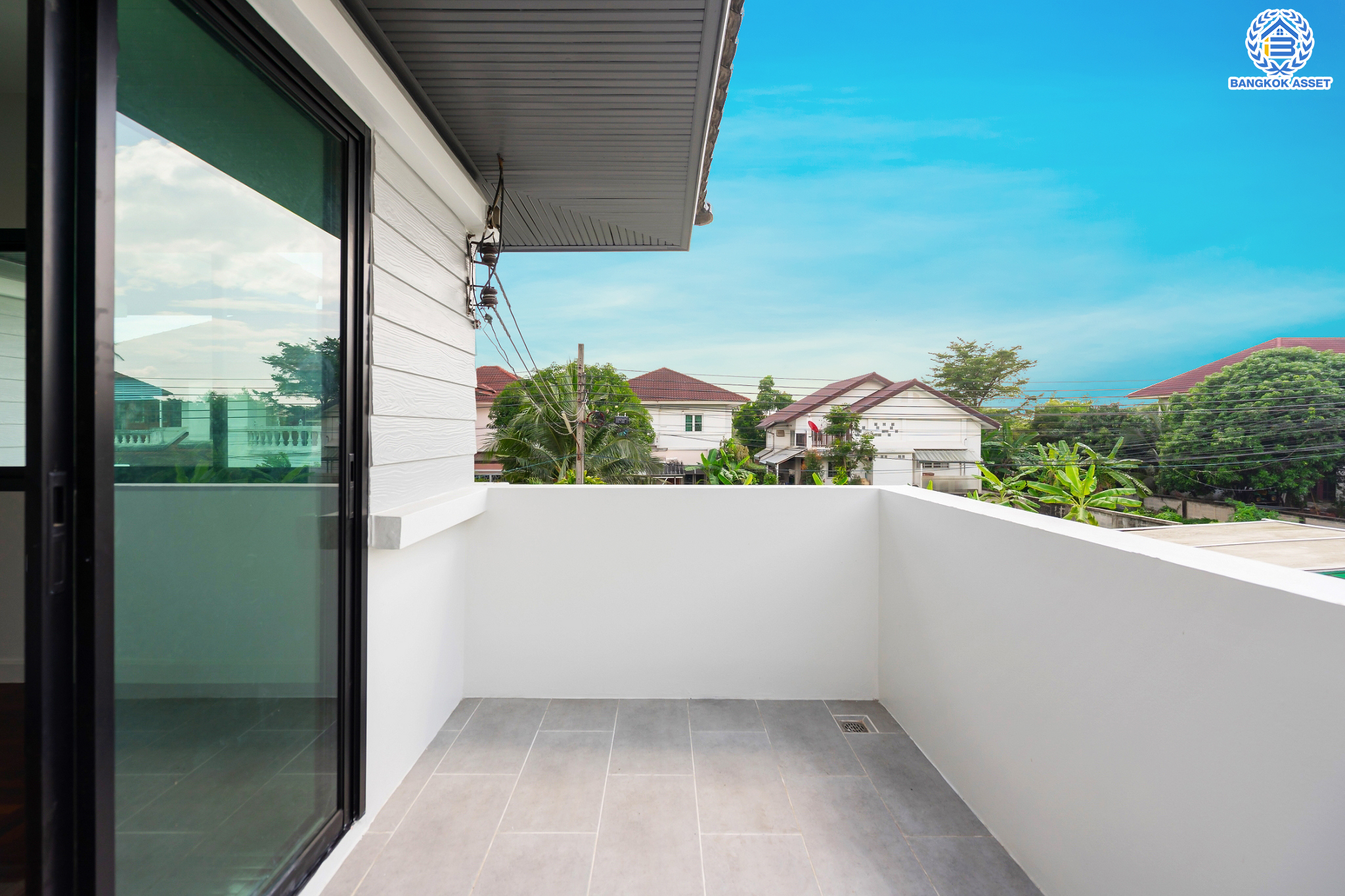 บ้านมือสองตกแต่งใหม่ หลังใหญ่พร้อมเข้าอยู่ ม.เมืองดี พุทธมณฑลสาย 2 เนื้อที่ 63.5 ตร.ว. ฟังก์ชันจัดเต็ม 3 ห้องนอน 2 ห้องน้ำ จอดรถได้ถึง 2 คัน บนทำเลใกล้ทางคู่ขนานลอยฟ้าบรมราชชนนี และเซ็นทรัลปิ่นเกล้า